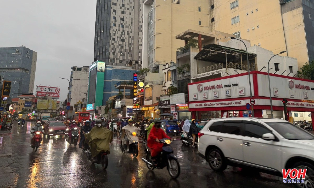 TPHCM trời đen kịt, mưa xối xả