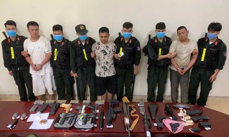 Bắt giữ 3 người nước ngoài vận chuyển trái phép vũ khí quân dụng và ma túy qua biên giới