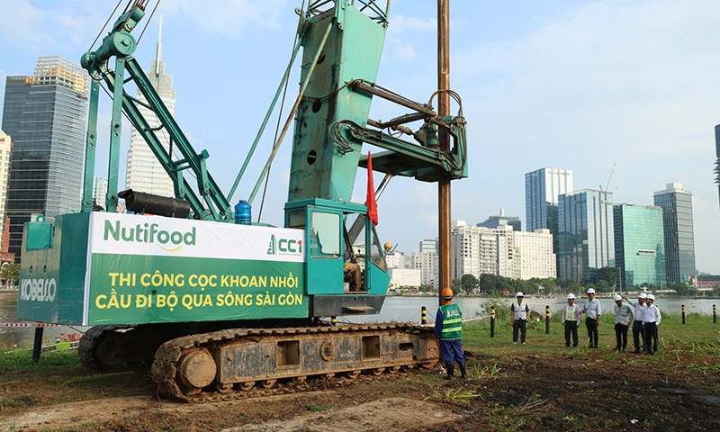 Cầu đi bộ qua sông Sài Gòn: bắt đầu mũi khoan cọc đầu tiên