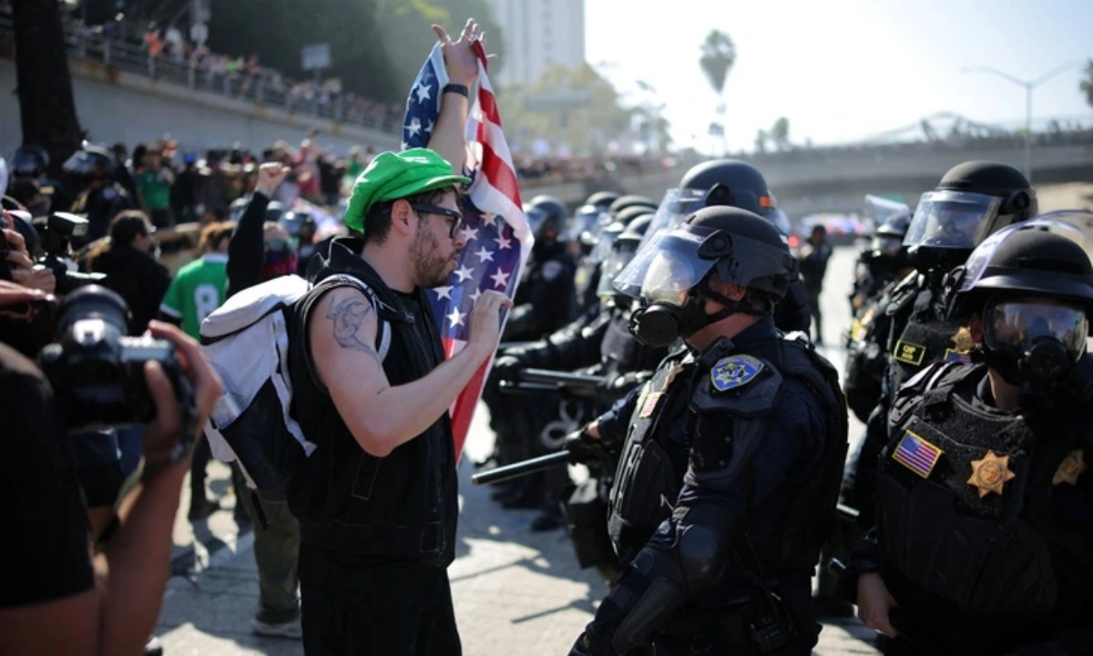 Căng thẳng bùng nổ ở California: Ông Trump điều quân, Thống đốc kiện ngược