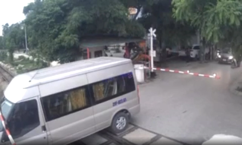 Vượt đường ray, đâm gãy thanh chắn, tài xế bị phạt 11 triệu đồng