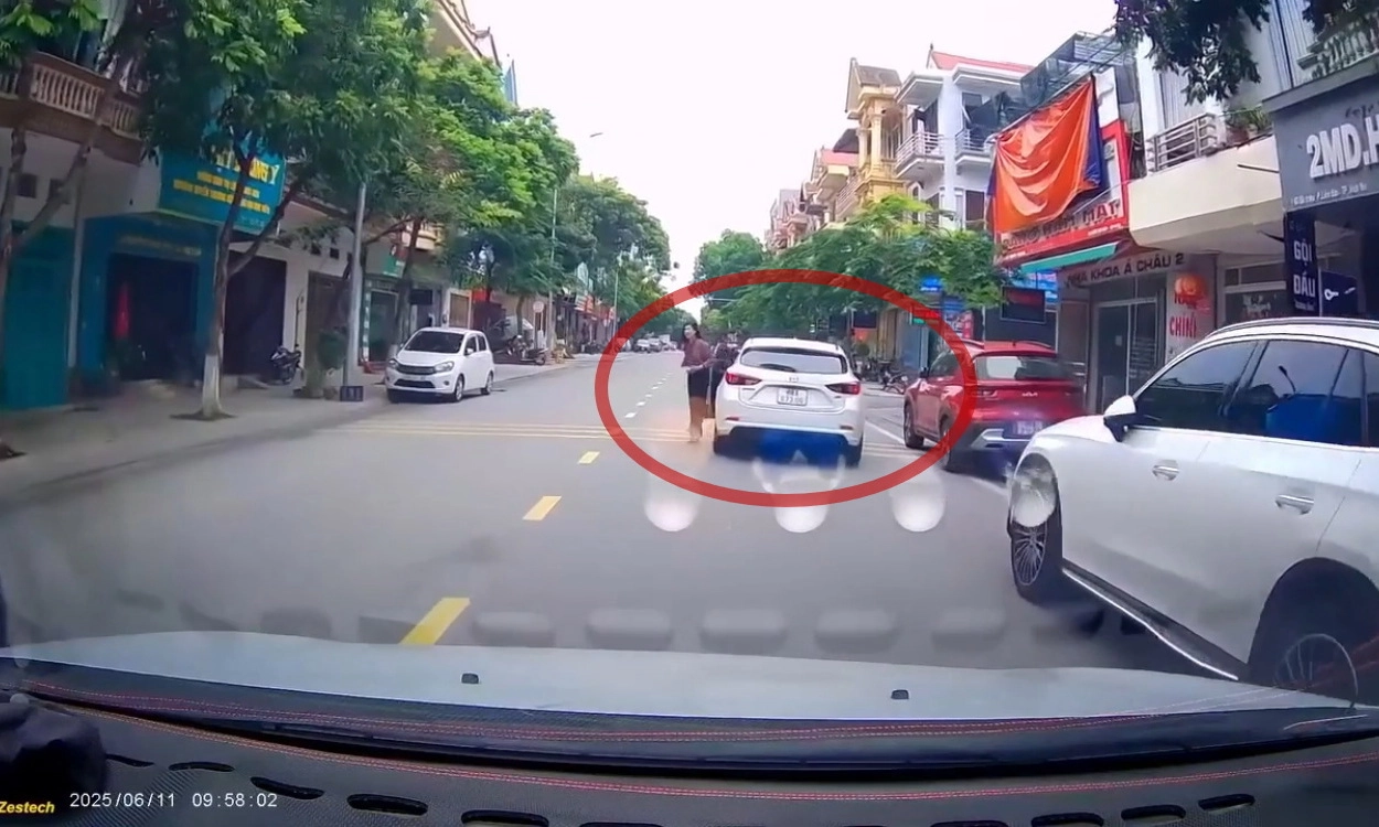 Video clip: Nữ tài xế Mazda đỗ xe trái quy định gây cản trở giao thông