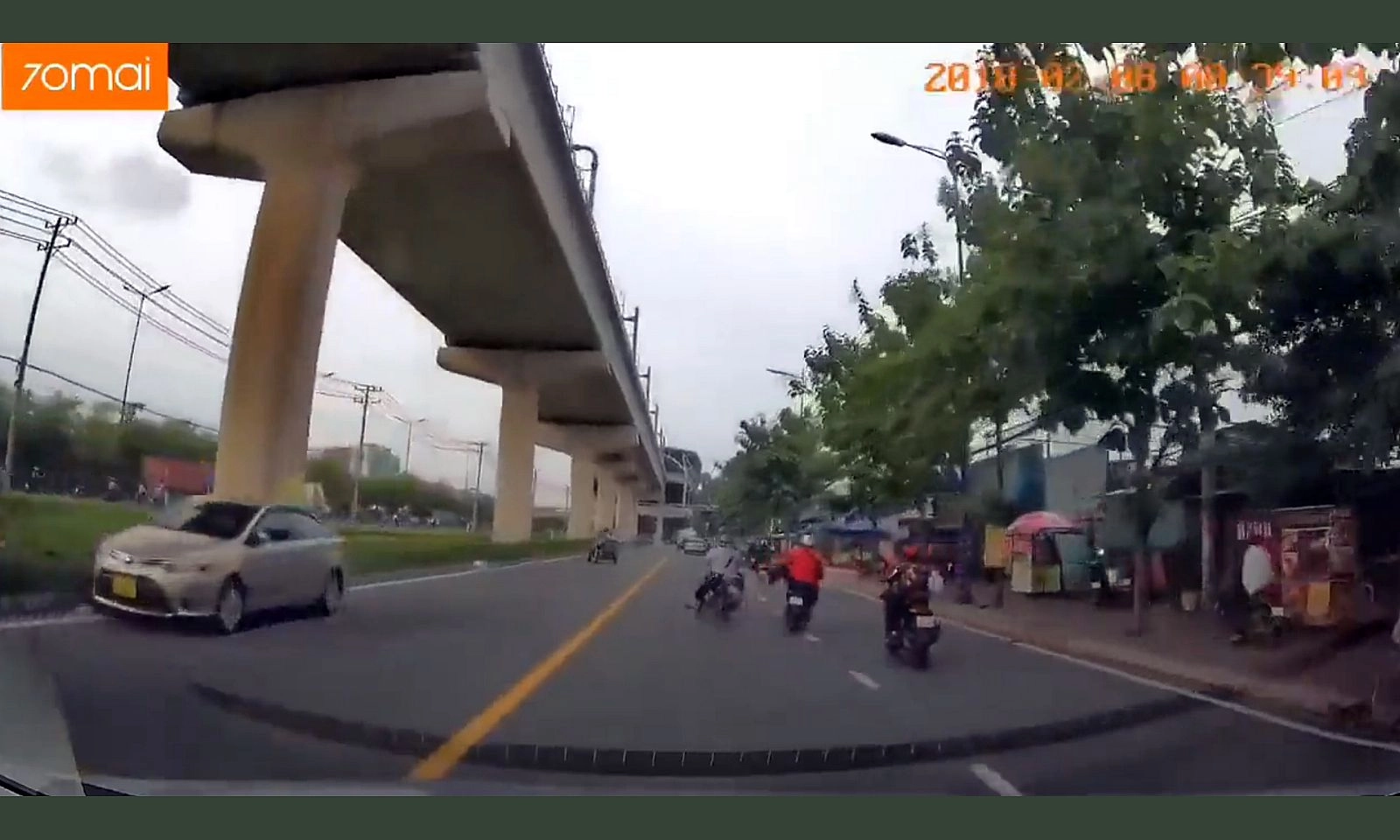 Công an làm việc với thanh niên đạp ngã người đi xe máy giữa đường 