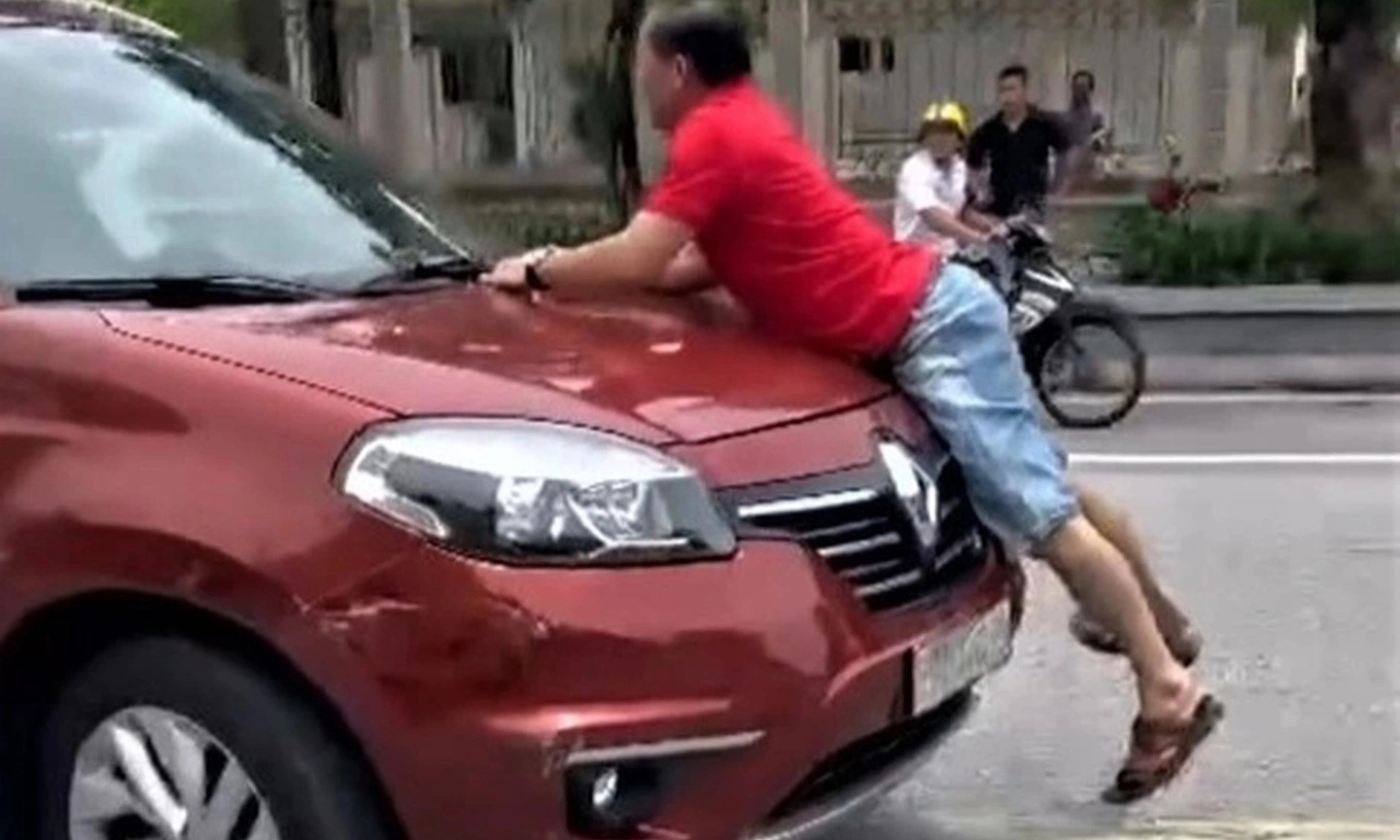 Va chạm giao thông, một người bám capô ôtô hơn 100 m sau tranh cãi