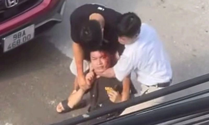 Nam thanh niên chảy máu đầu vì câu nói Mày có biết tao là ai không?