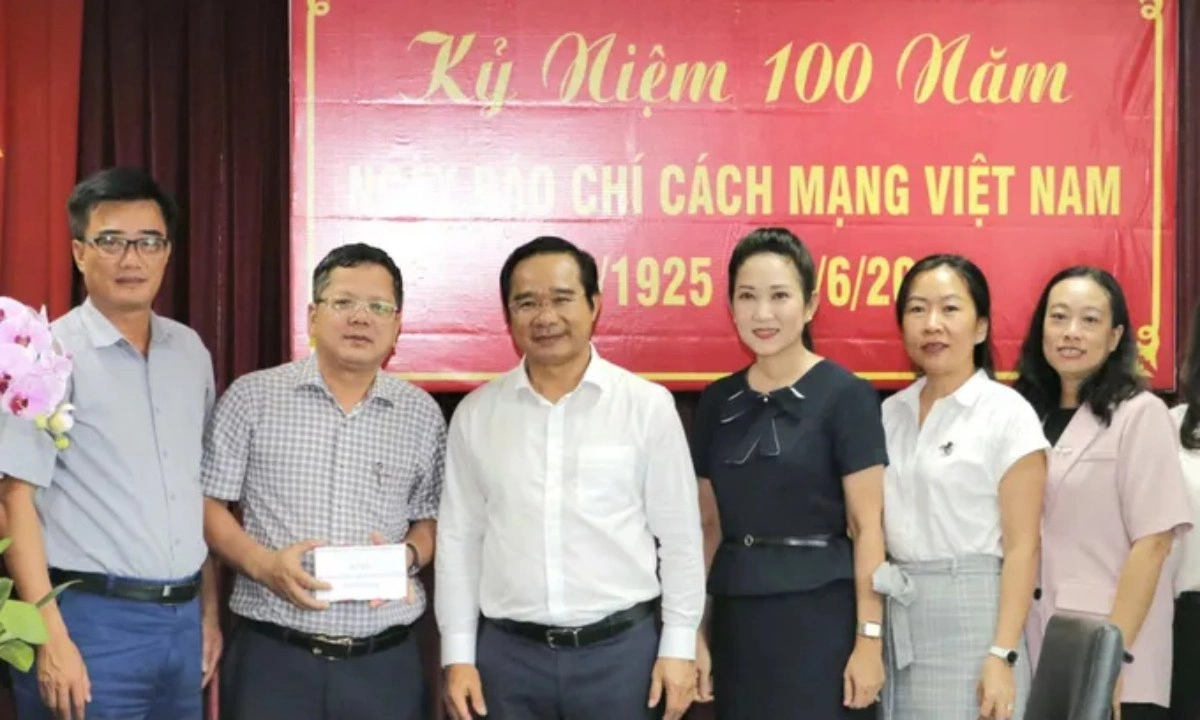 Chủ tịch TPHCM Nguyễn Văn Được thăm, chúc mừng cơ quan báo chí