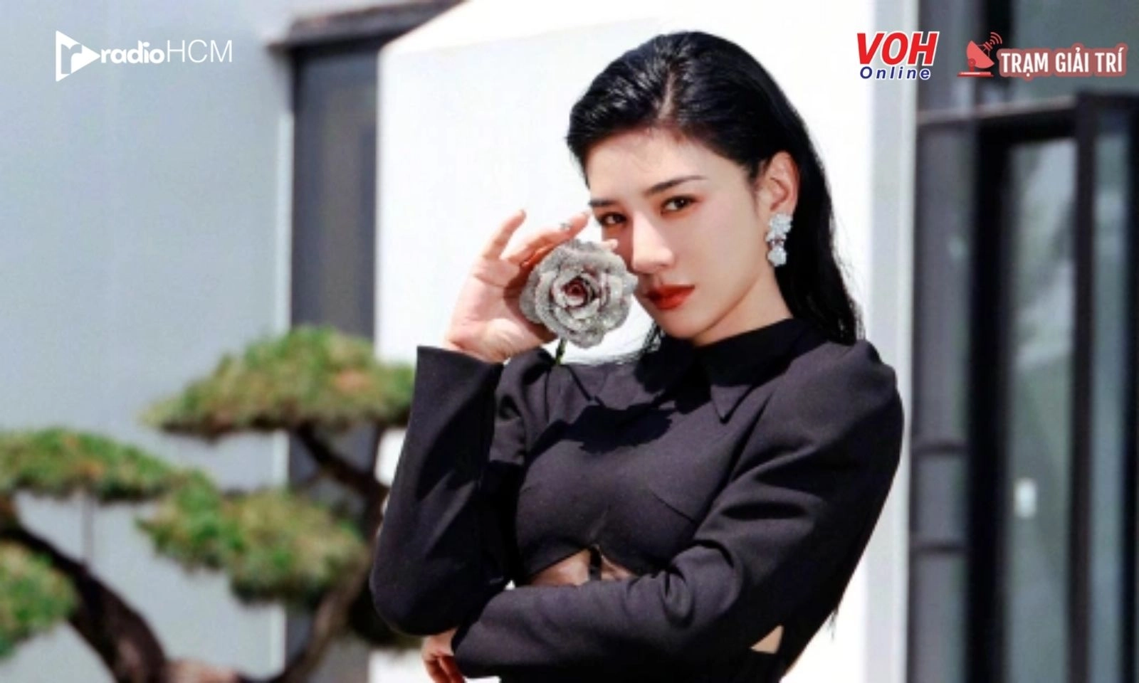 Tiểu Yến Tử Huỳnh Dịch bị chỉ trích vì than khổ dù kiếm 300 triệu mỗi ngày