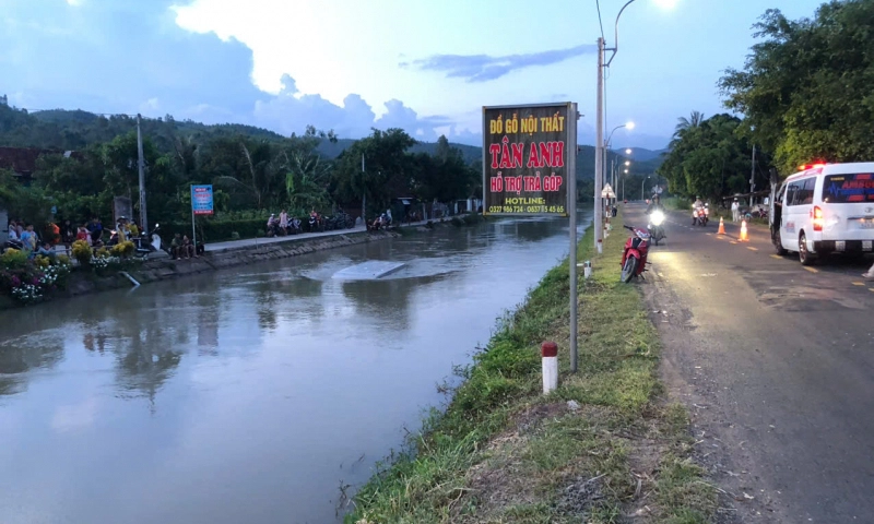 Phú Yên: Người dân chung tay ứng cứu xe khách bị nạn lao xuống kênh