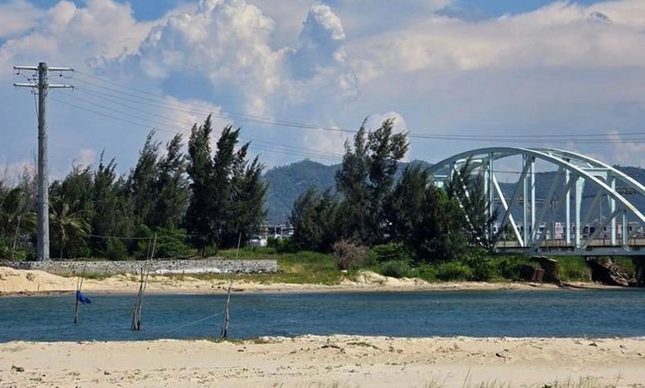Khẩn cấp ứng phó sạt lở cửa sông Cu Đê 