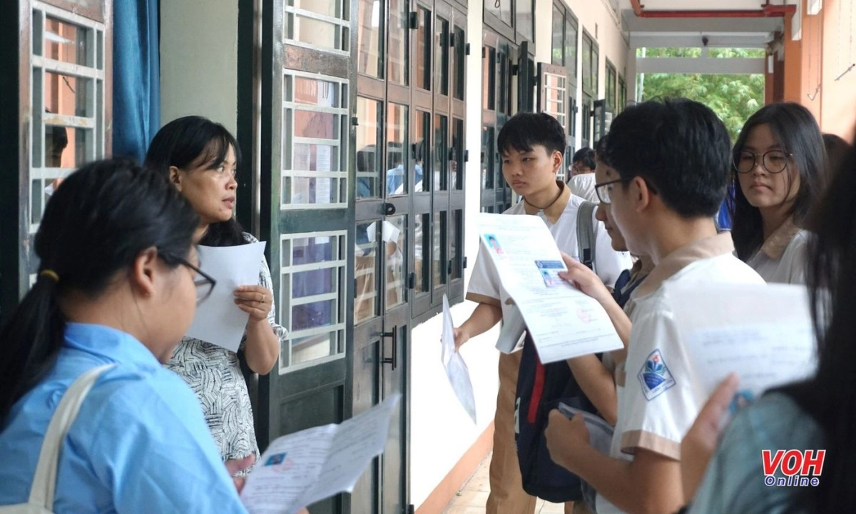TPHCM công bố điểm thi, điểm chuẩn lớp 10 sáng 23/6