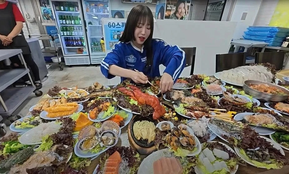 “Nữ hoàng mukbang” Hàn Quốc gây sốt với khả năng ăn uống nhờ dạ dày lớn
