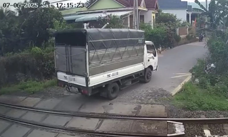 Tài xế xe tải tông gãy thanh chắn đường sắt bị phạt và tước GPLX