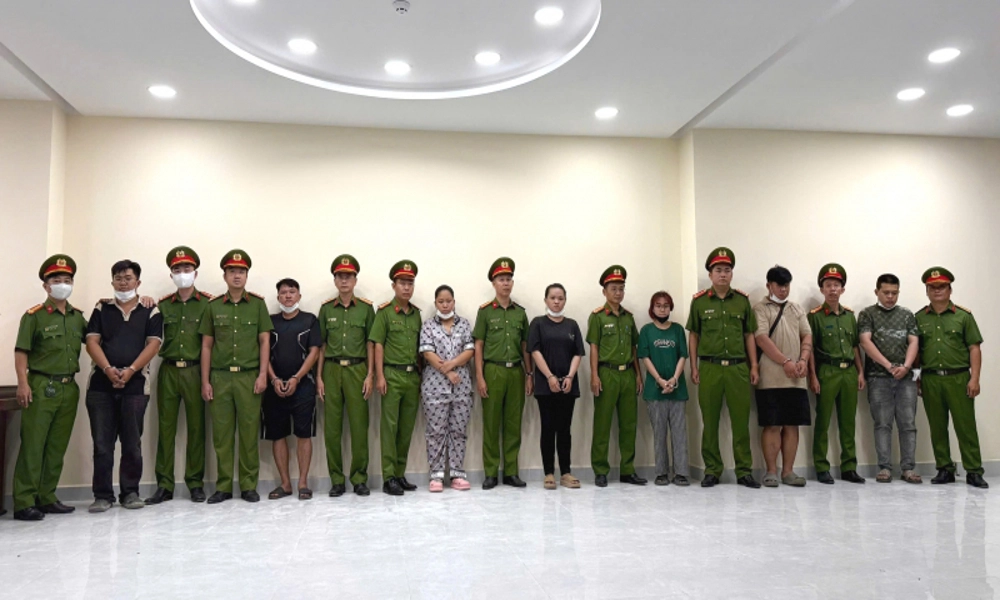 Triệt phá đường dây nước hoa giả quy mô hơn 10.000 chai