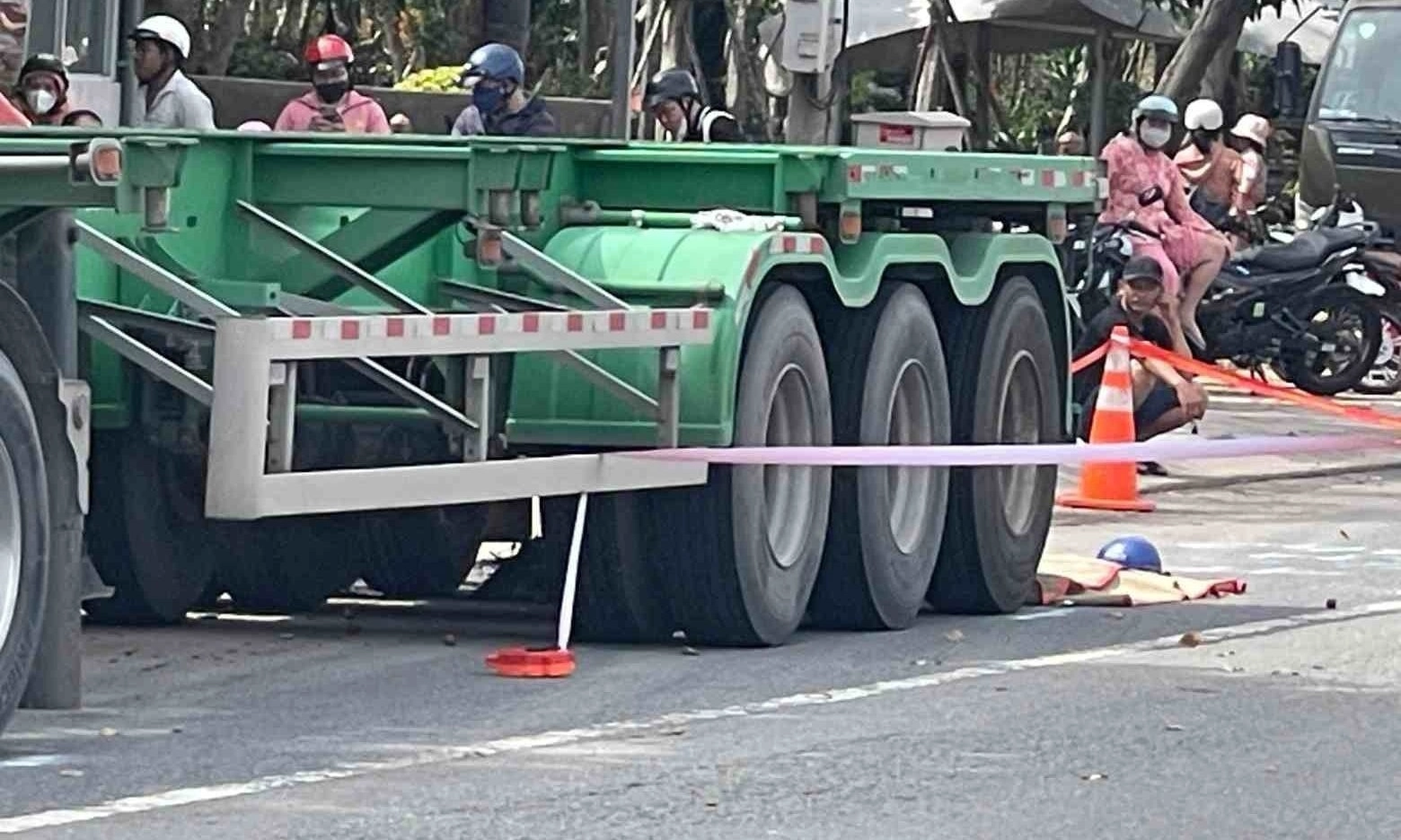 Người đàn ông tử vong sau va chạm với container đậu trên đường Huỳnh Văn Lũy