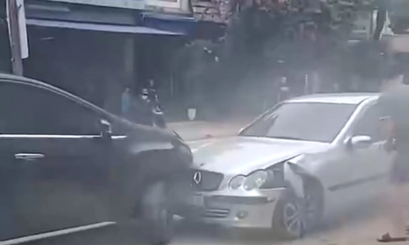 CSGT làm việc với tài xế sốc thuốc gây tai nạn liên hoàn trên đường phố Thái Nguyên