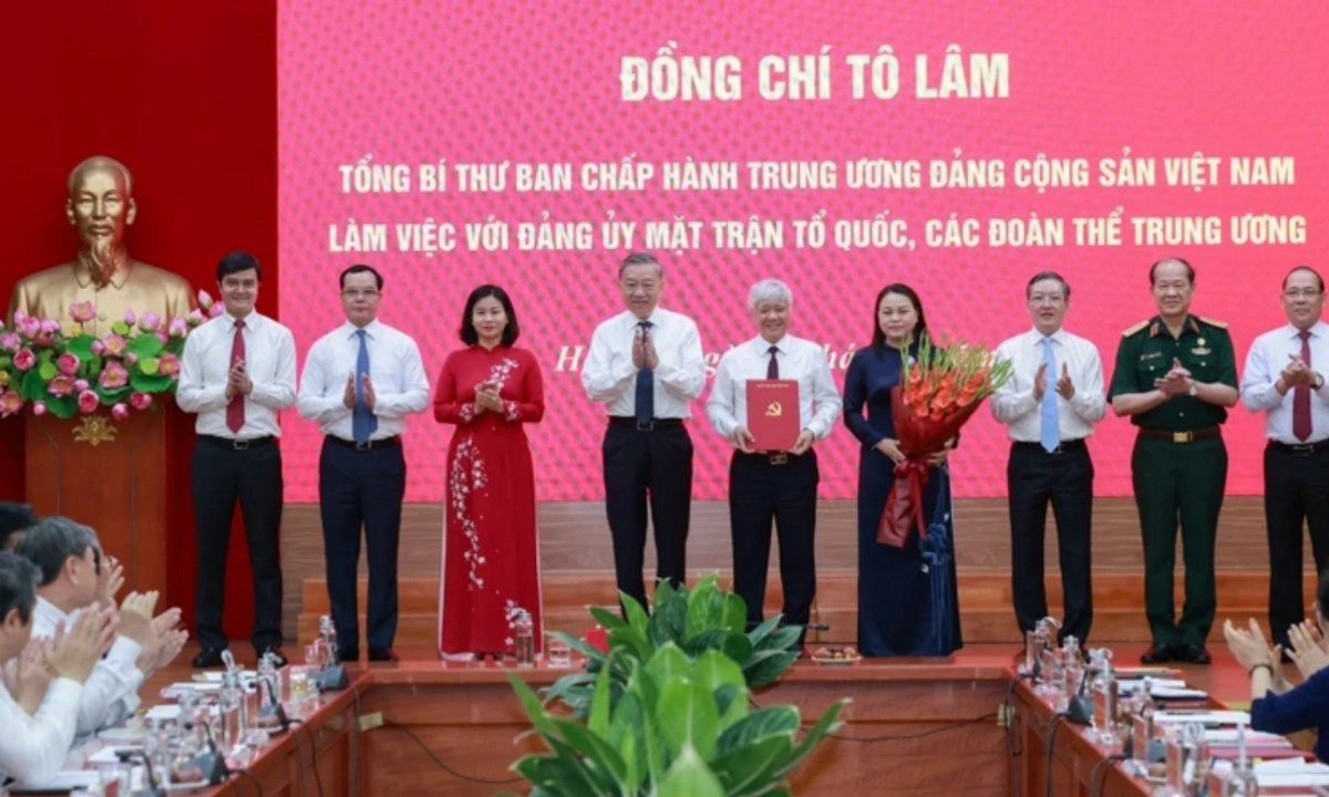 Tổng Bí thư trao quyết định thành lập Cơ quan Ủy ban Trung ương MTTQ Việt Nam