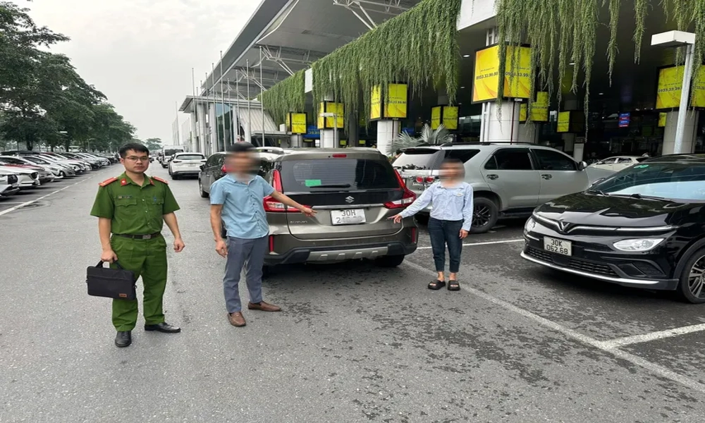 Taxi “dù” chặt chém 900 ngàn đồng tại Nội Bài, đôi nam nữ bị xử lý