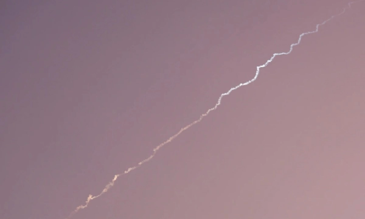 Mưa tên lửa sau lệnh ngừng bắn: Iran phủ nhận, Israel nổi giận