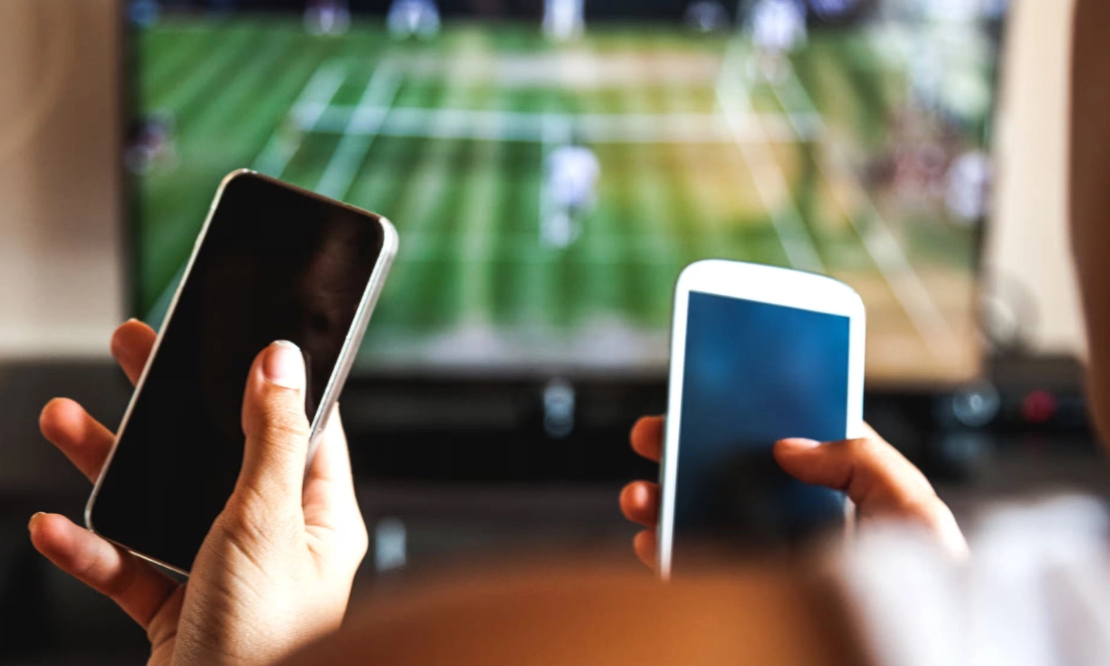 Người lớn ở Anh dành nhiều thời gian cho điện thoại hơn là xem TV