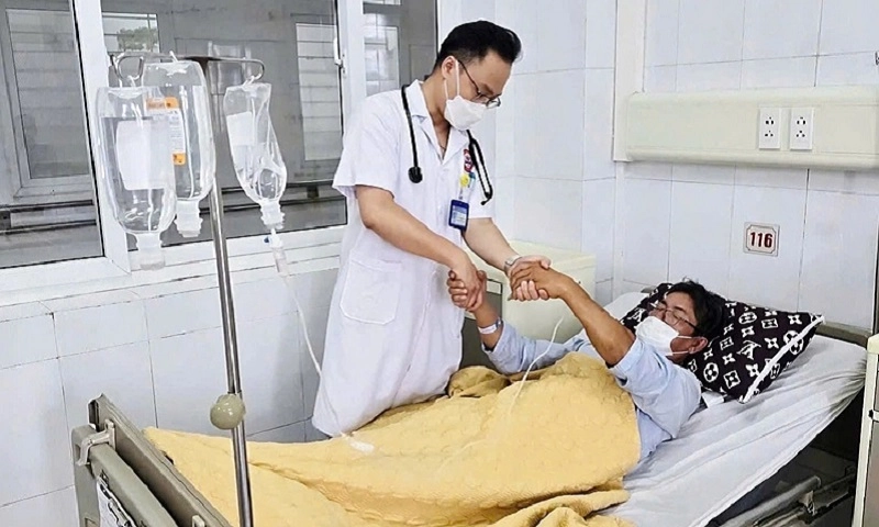 Ăn so biển, người đàn ông nguy kịch, yếu tứ chi