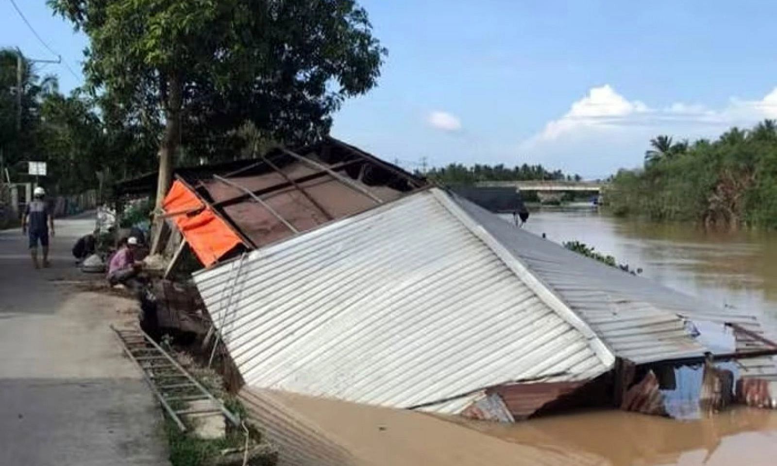 Tiền Giang: 2 căn nhà sụp xuống sông lúc rạng sáng, 3 người may mắn thoát nạn