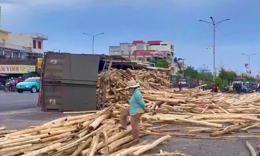 Lật xe tải chở gỗ keo: 1 thiếu niên 14 tuổi tử vong, 2 người bị thương