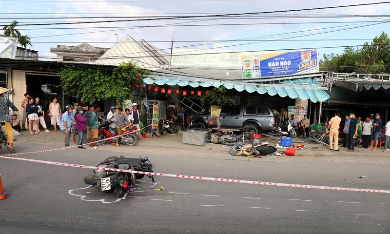 Ô tô đụng hàng loạt xe máy, 2 người thương vong