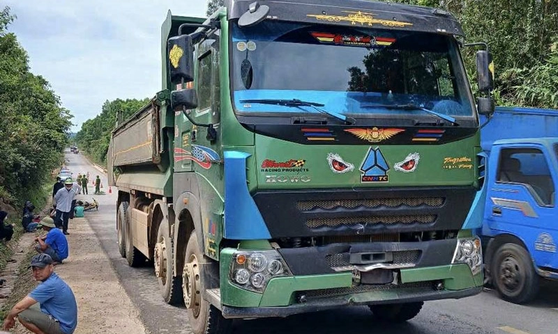 Xe máy va chạm xe tải, người đàn ông đi xe máy tử vong tại chỗ