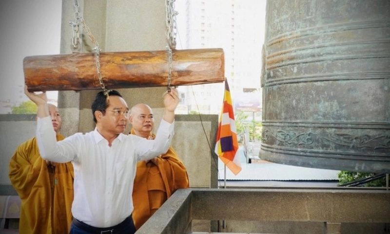 Chủ tịch TPHCM thỉnh chuông hòa bình tại chùa Vĩnh Nghiêm