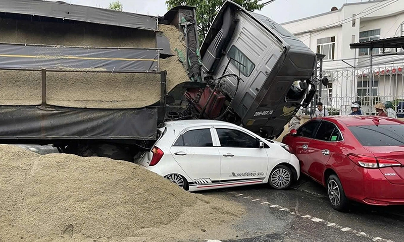 Xe đầu kéo chở cát lật nghiêng đè bẹp xe con