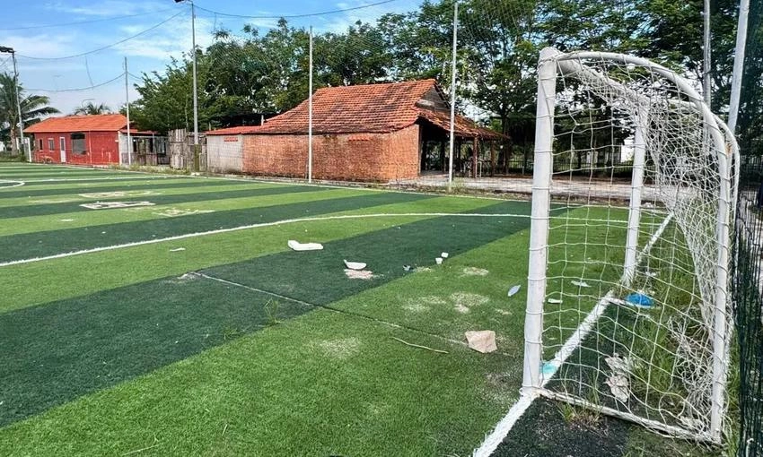 Khung cầu môn đổ ngã, bé trai tử vong thương tâm khi chơi bóng
