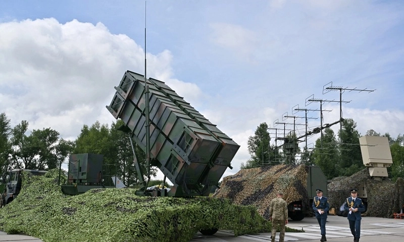 Ukraine đối mặt thách thức mới: Mỹ tạm dừng viện trợ vũ khí