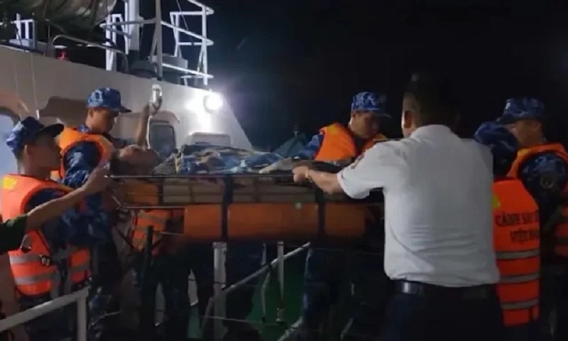 Cấp cứu kịp thời ngư dân bị thủy đậu nặng tại đảo Sơn Ca
