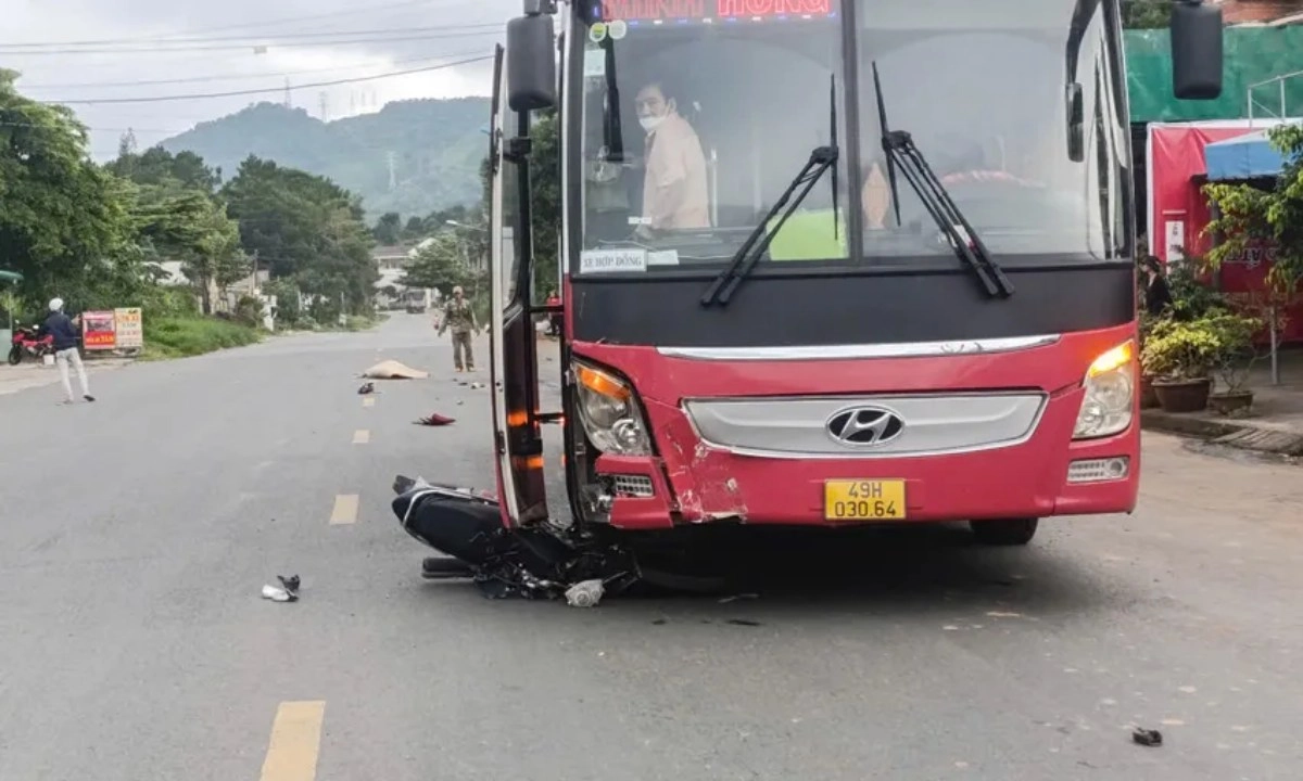 Xe khách lấn làn vượt ẩu đụng 1 học sinh tử vong