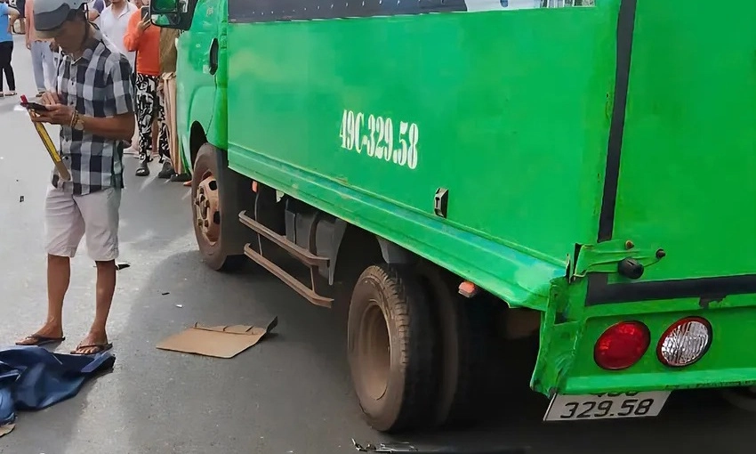 Người đàn ông chạy xe máy tử vong sau va chạm với đuôi xe tải 