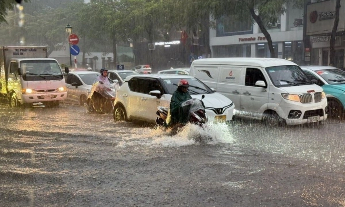 Mưa lớn ở Hà Nội, cảnh báo ngập sâu đến 40cm