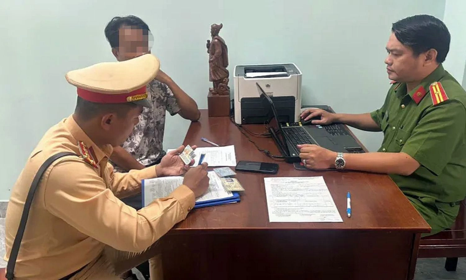 TPHCM: Tài xế ô tô chạy ngược chiều còn đòi đánh người