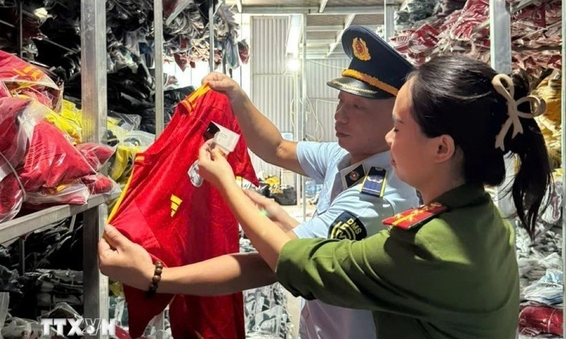 Hà Nội: Khởi tố chủ kho hàng chứa hơn 35.000 bộ quần áo giả nhãn hiệu nổi tiếng