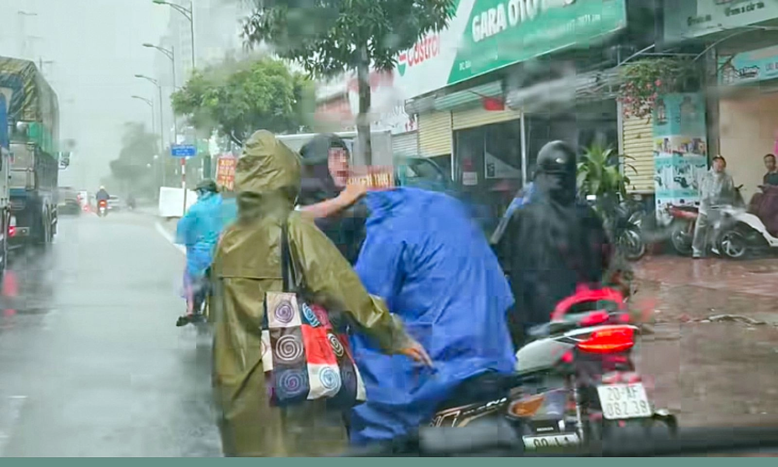 Hà Nội: Xác minh vụ tài xế xe ôm công nghệ bị hành hung giữa trời mưa lớn