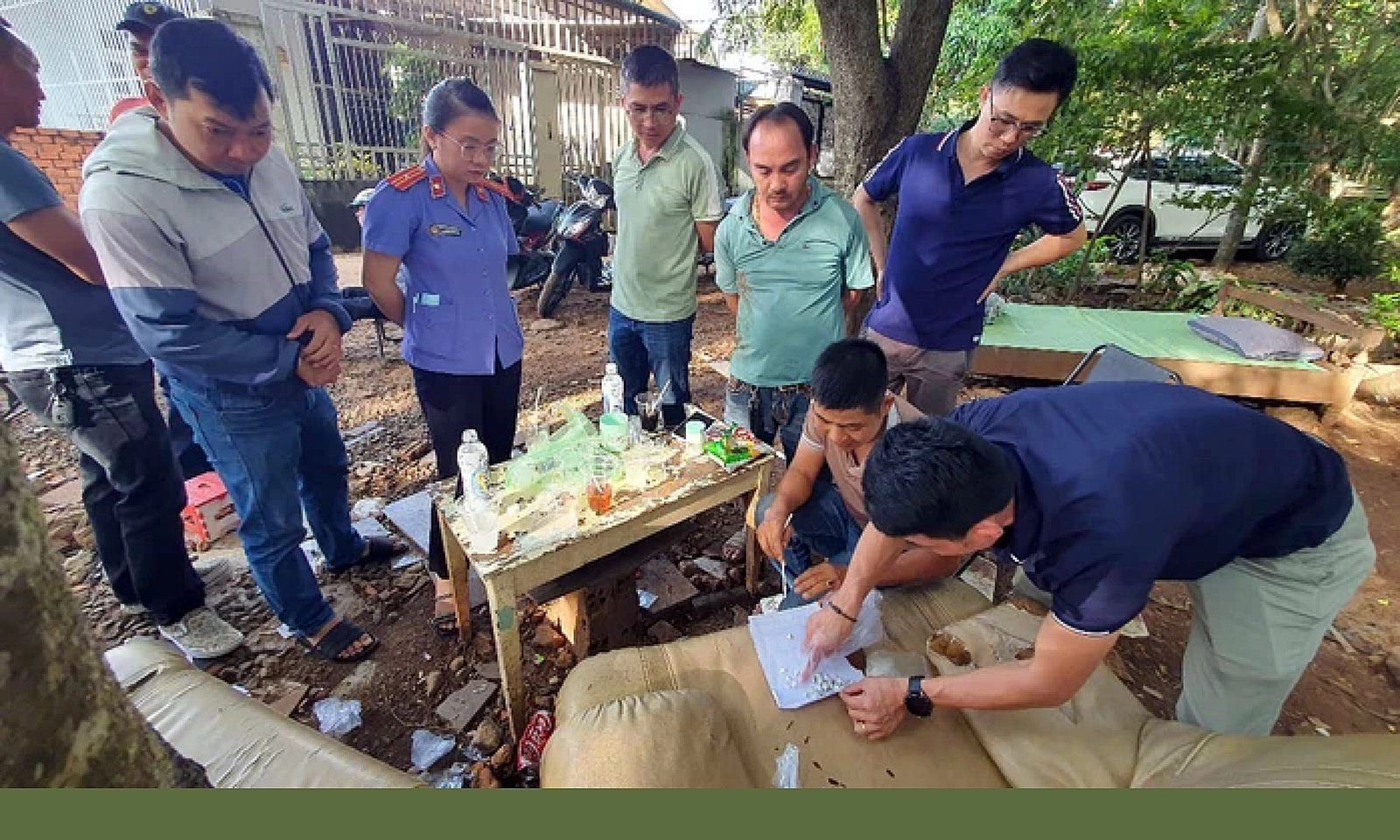 Đắk Lắk: Triệt phá tụ điểm buôn bán ma túy giữa nghĩa trang, thu giữ hơn 260 gói ma túy