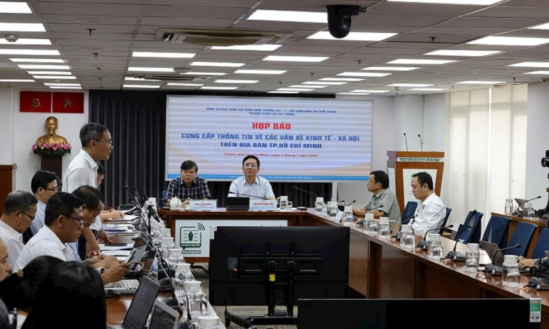 Cán bộ công chức TPHCM dần quen với xe đưa đón sau sáp nhập 
