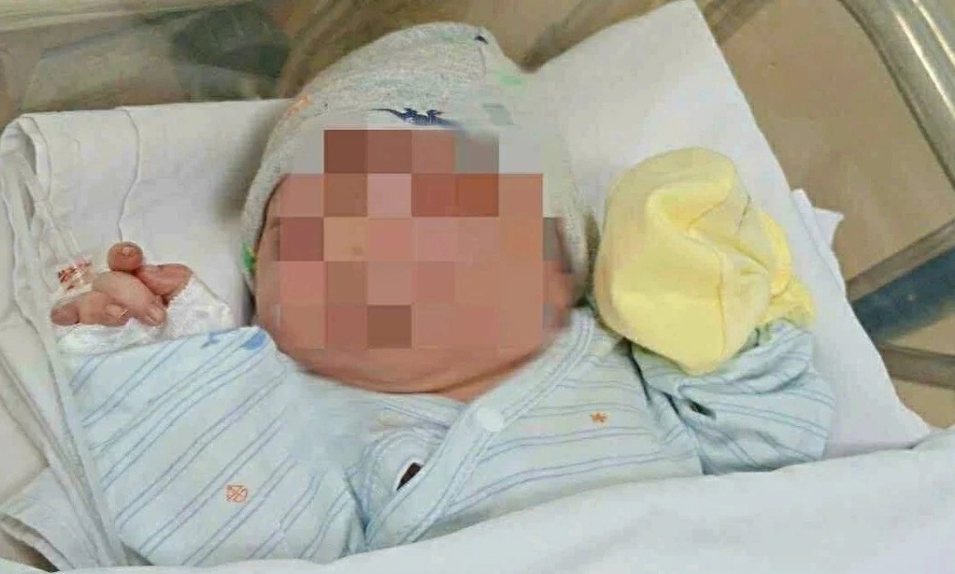 TPHCM: Bé sơ sinh còn nguyên dây rốn bị bỏ bên bờ kênh xã Bà Điểm