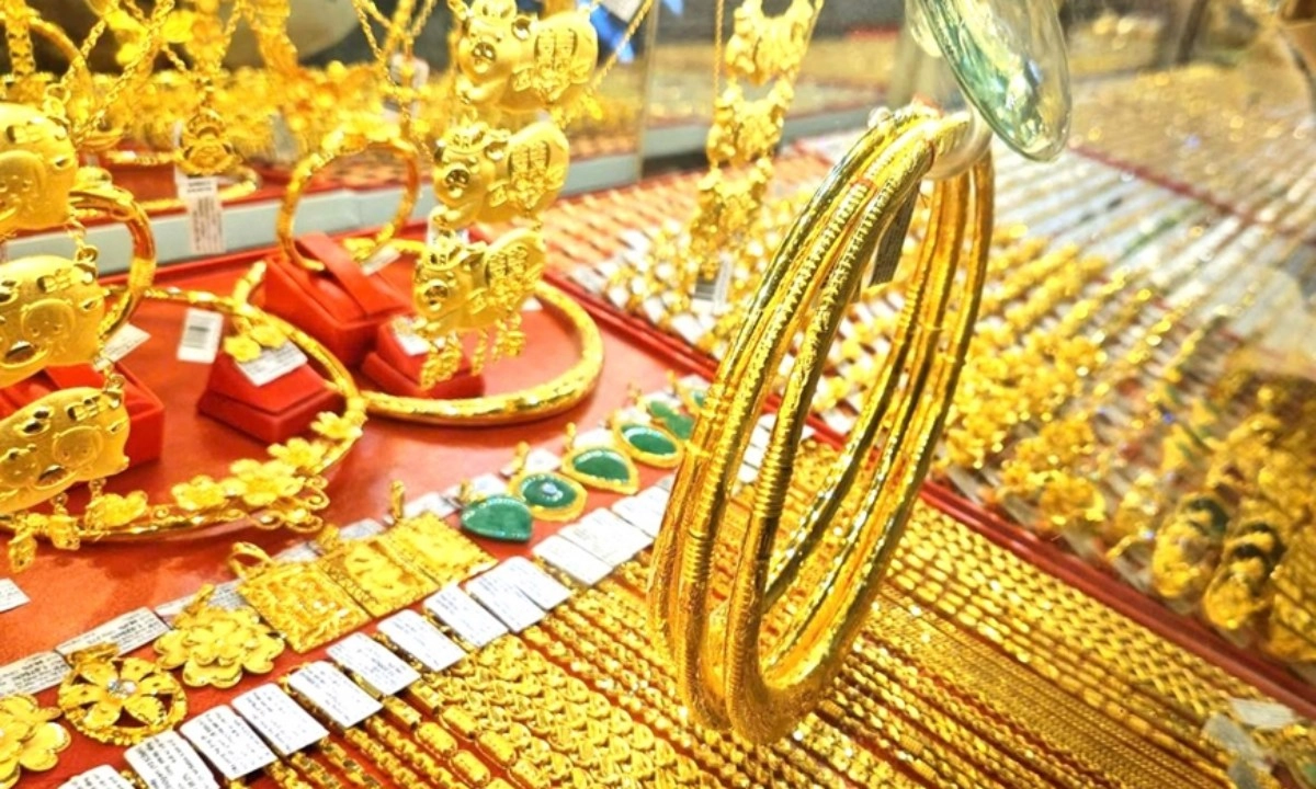 Giá vàng thế giới lao dốc, Việt Nam duy trì 121,3 triệu đồng/lượng