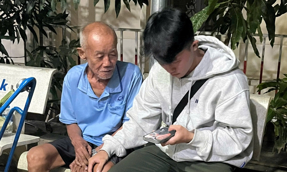 Ông cụ bị lẫn, đi lạc 70 km được công an xã tìm gia đình đưa về nhà