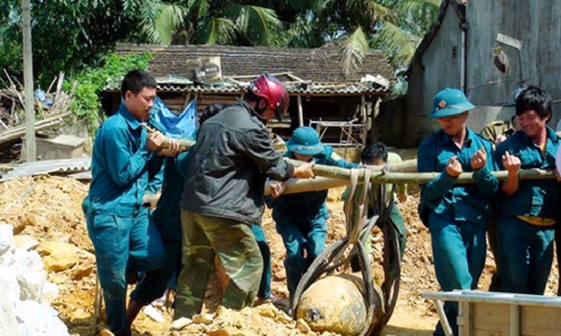 Nghệ An: Phát hiện bom nặng 500 kg dưới vườn nhà dân, đã xử lý an toàn 