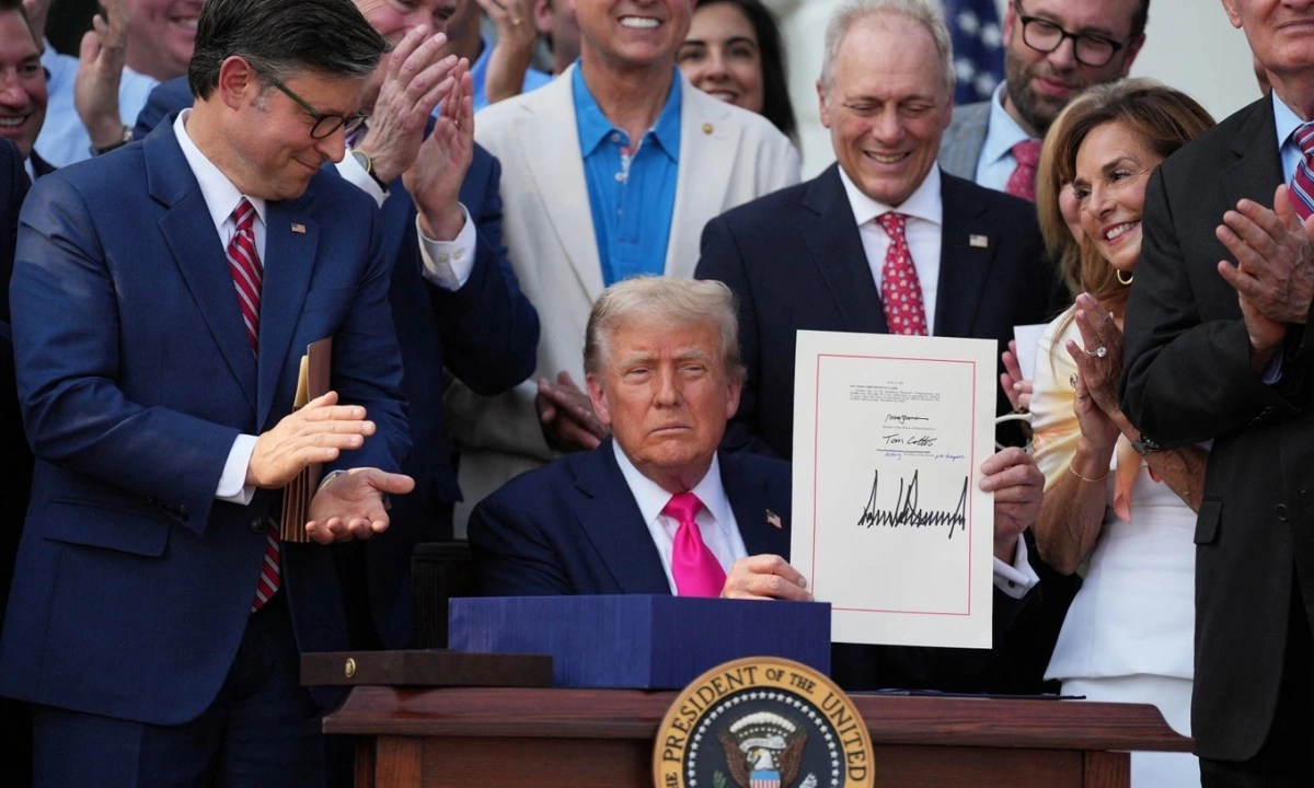 Ông Trump ký ban hành Dự luật lớn và đẹp