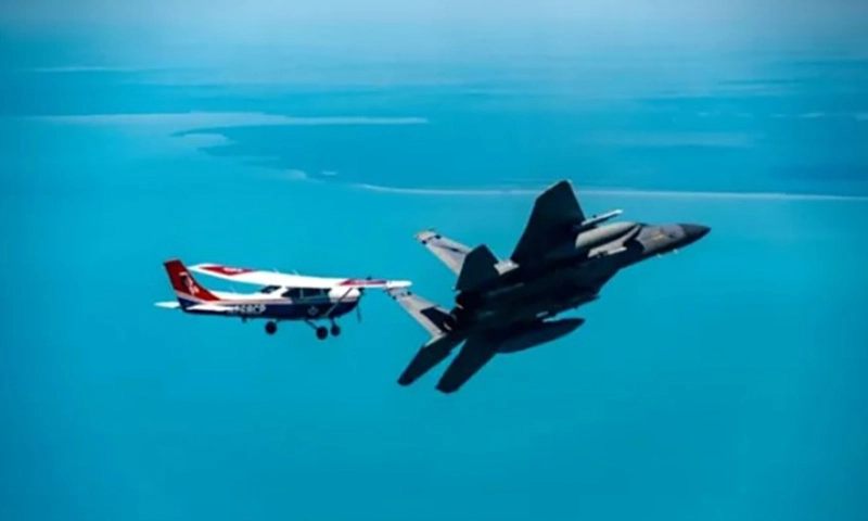 Chiến đấu cơ F-16 chặn máy bay vi phạm không phận trên sân golf của Tổng thống Trump