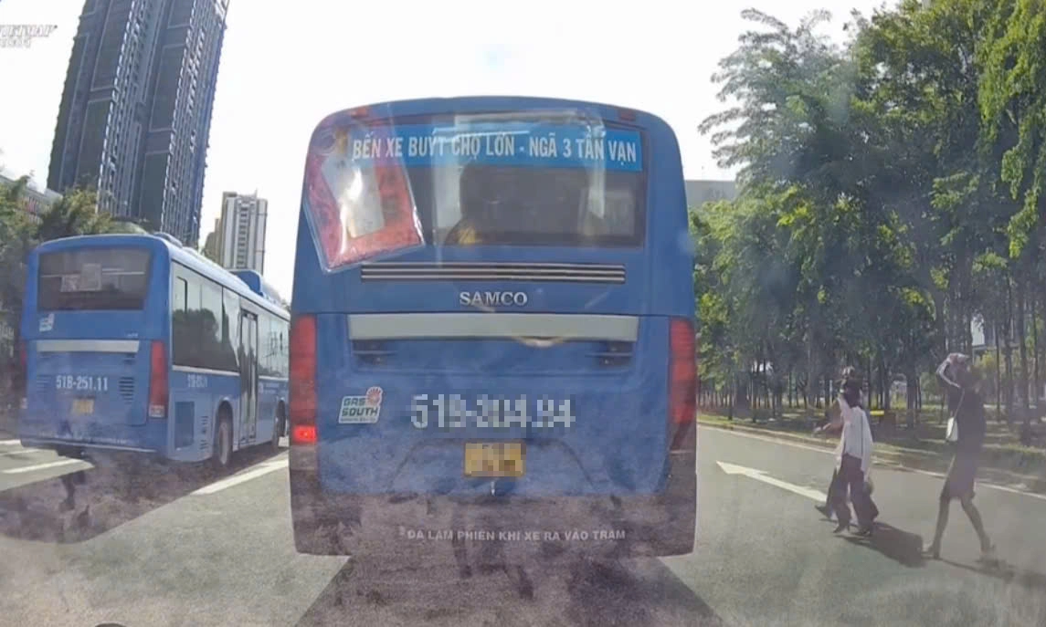 TPHCM: Xe buýt tuyến 150 dừng giữa đường đón khách, tài xế bị mời làm việc