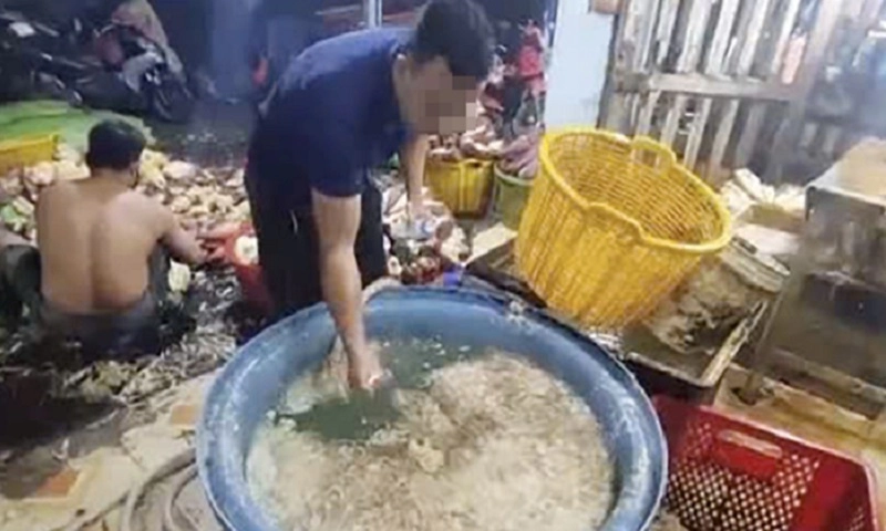 Phát hiện 3 cơ sở sơ chế hoa chuối dùng hóa chất độc hại ở TPHCM