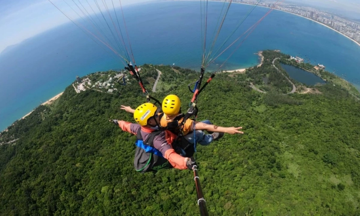 Du khách tử vong khi chơi dù lượn ở Sơn Trà